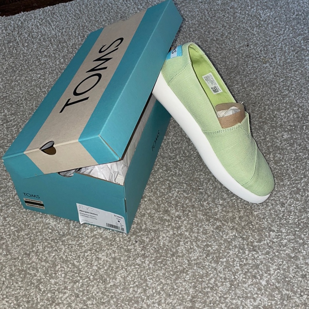 NWT Toms size 8